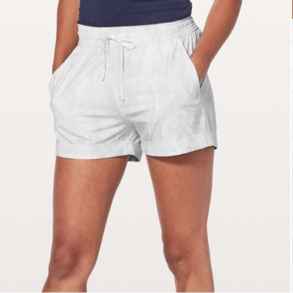 LULULEMON Spring Break Away Shorts *4 Way Stretch 3" Size 10 Eternal White Wave